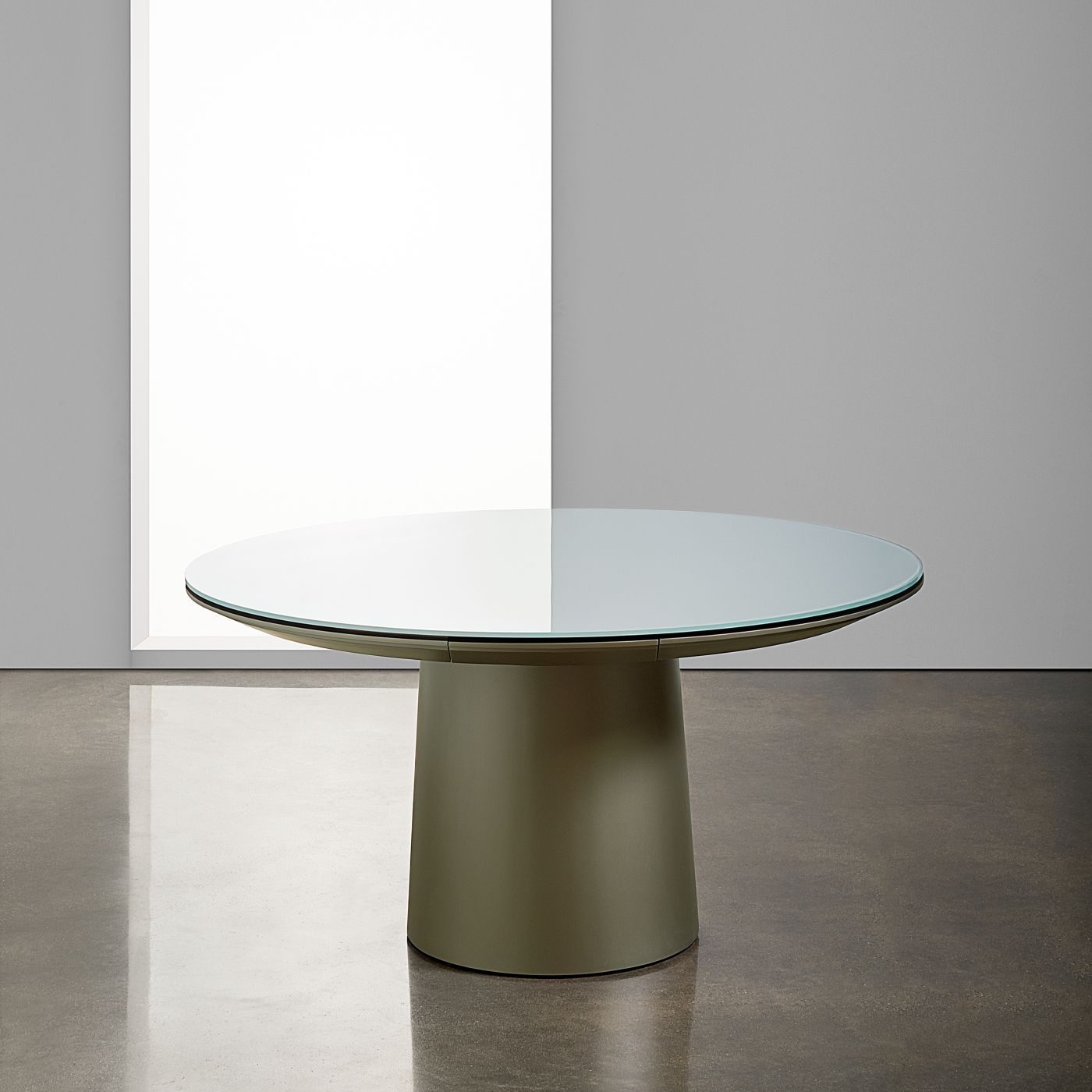  A round tapered base table offers modern simplicity and connectivity.